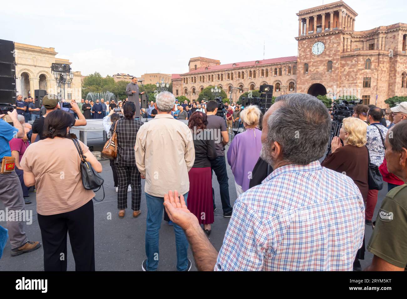 Los armenios rezan durante las reuniones callejeras en Republic SQ, Ereván para exigir la desocupación de Artsakh, Nagorno-Karabaj por Azerbaiyán. Foto de stock