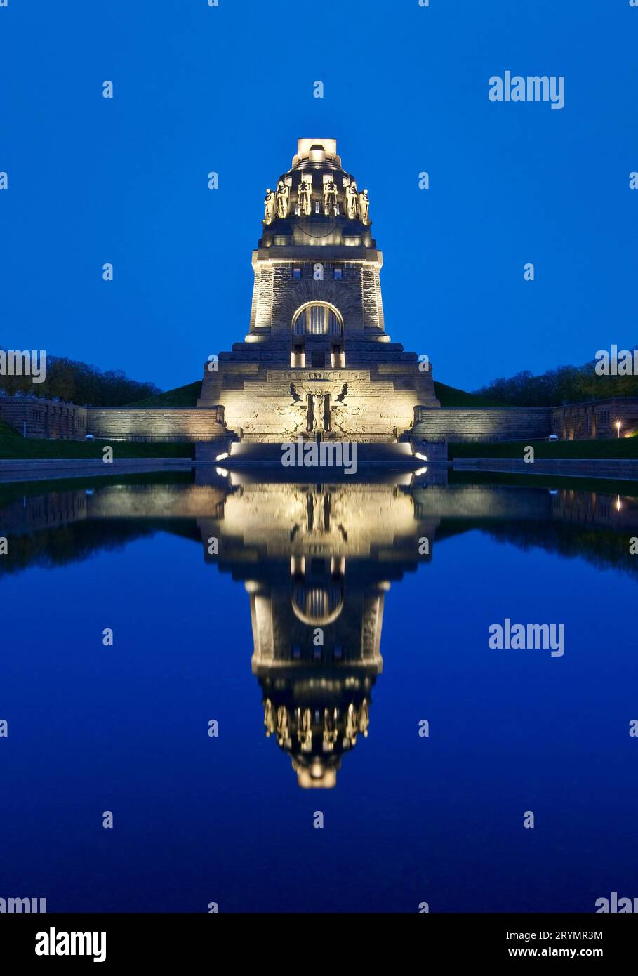 Monumento iluminado a la Batalla de las Naciones en la noche, Leipzig, Sajonia, Alemania, Europa Foto de stock