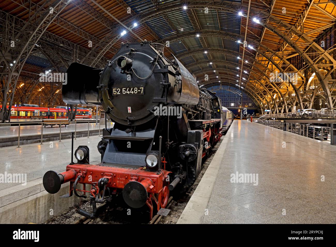 Locomotora de vapor clase 52 en la pista 24 del museo en la estación principal de ferrocarril, Leipzig, Sajonia, Alemania Foto de stock
