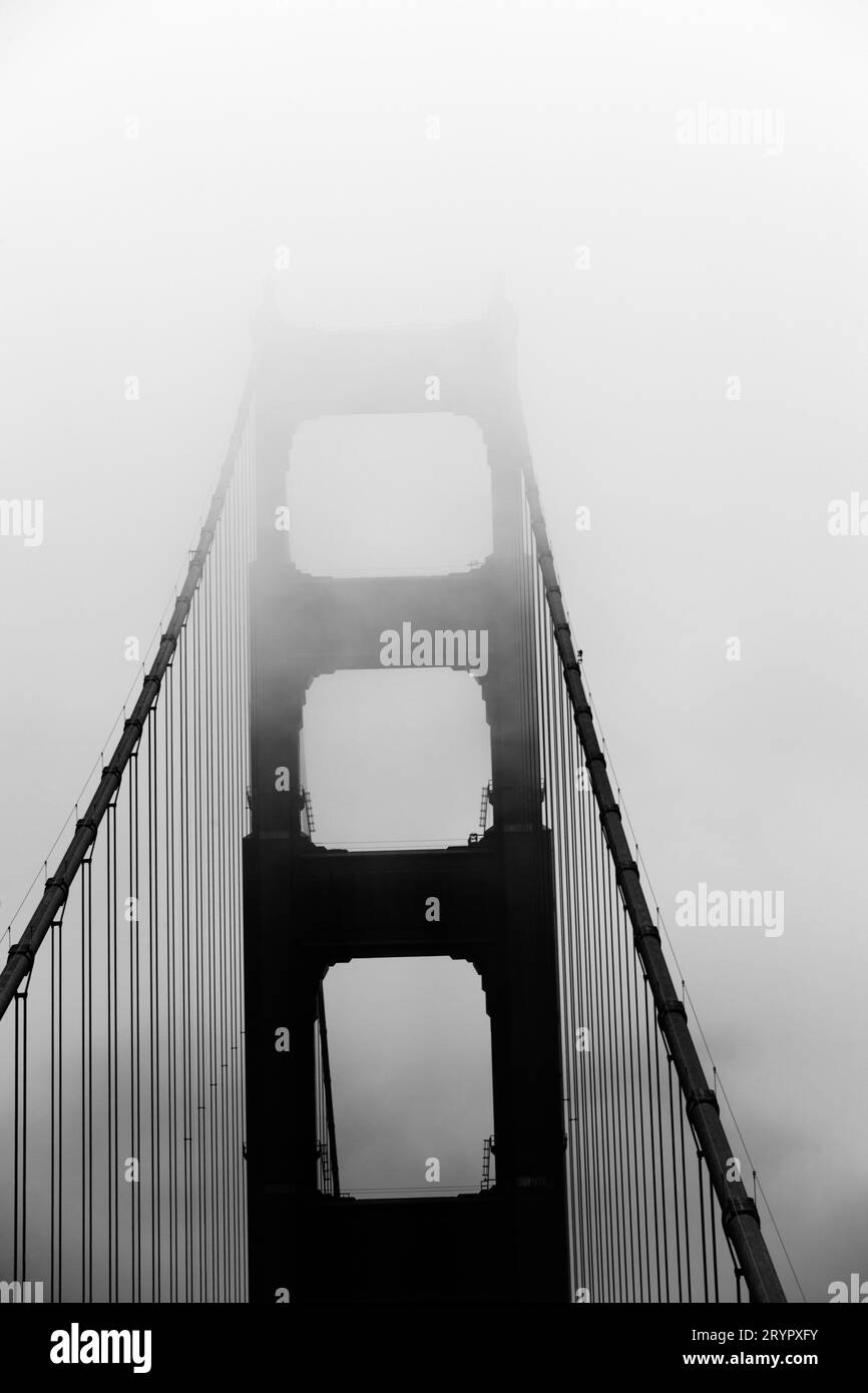 Torre del puente Golden Gate y cables en la niebla, San Francisco, California. Foto de stock