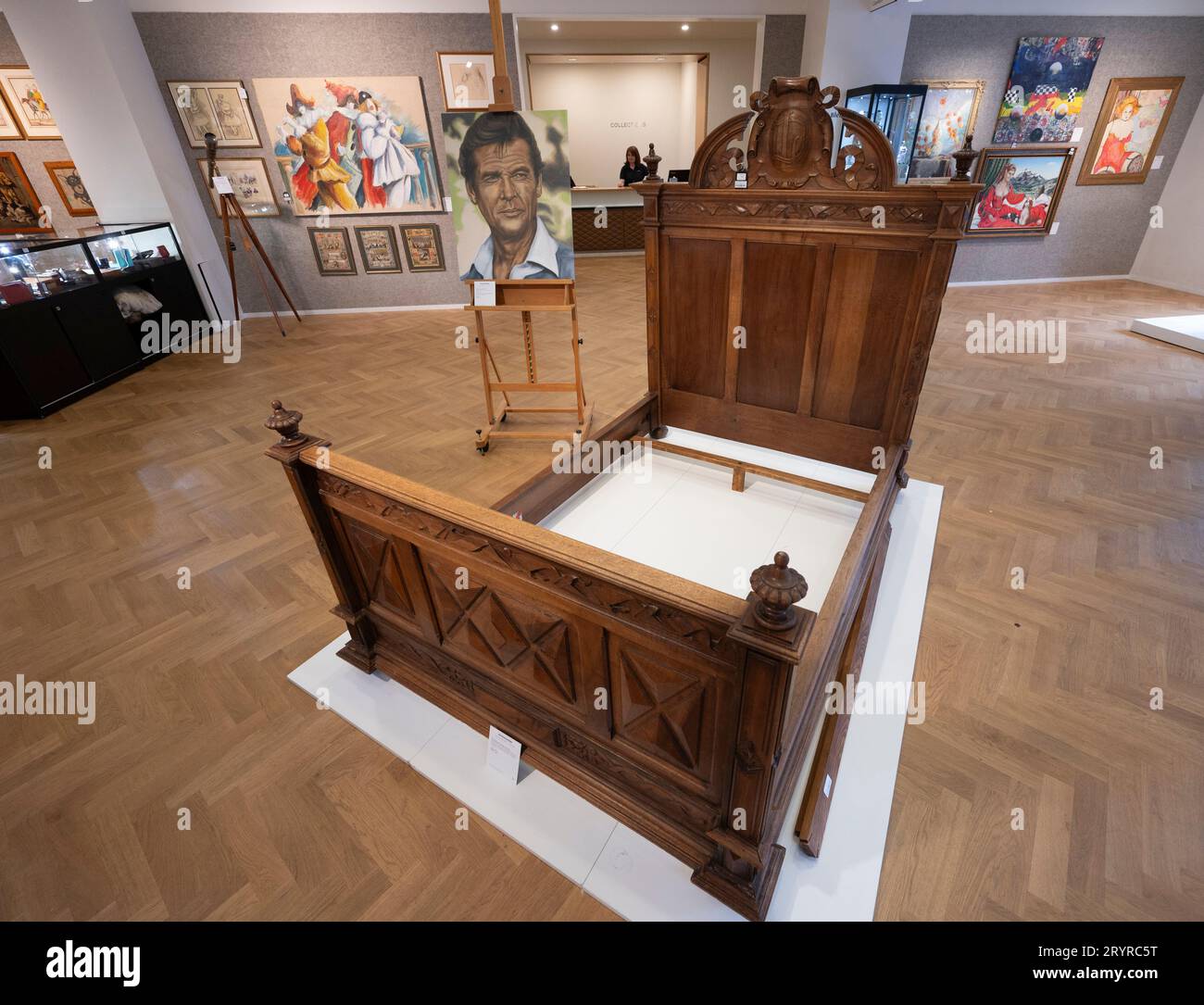 Bonhams, Londres, Reino Unido. 2º de octubre de 2023. Sir Roger Moore