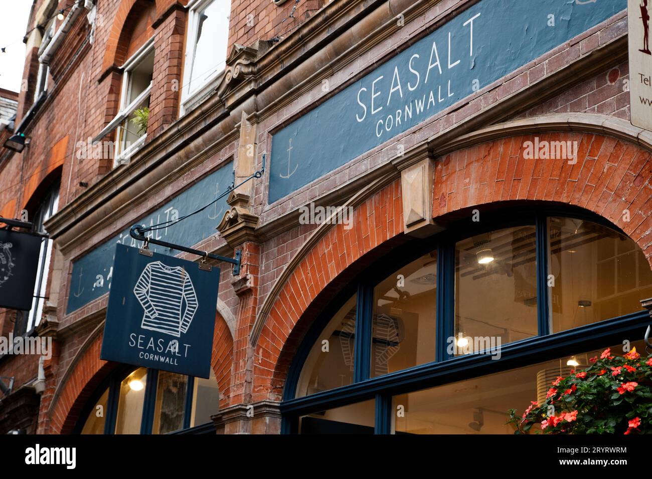 Primer plano del cartel frontal de la tienda seasalt fotografías e