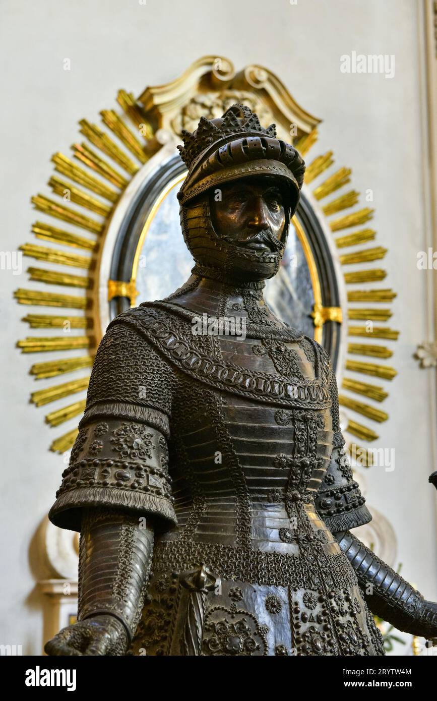Estatua de bronce del duque Leopoldo III, una de las 28 estatuas de bronce del siglo XVI de antepasados, parientes y héroes en la Iglesia de la Corte, Innsrbruck, Austria Foto de stock