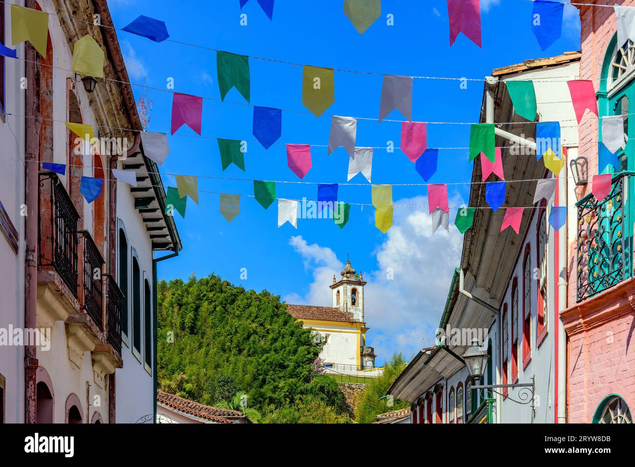 Calle decorada con banderas para las fiestas de San Juan Foto de stock