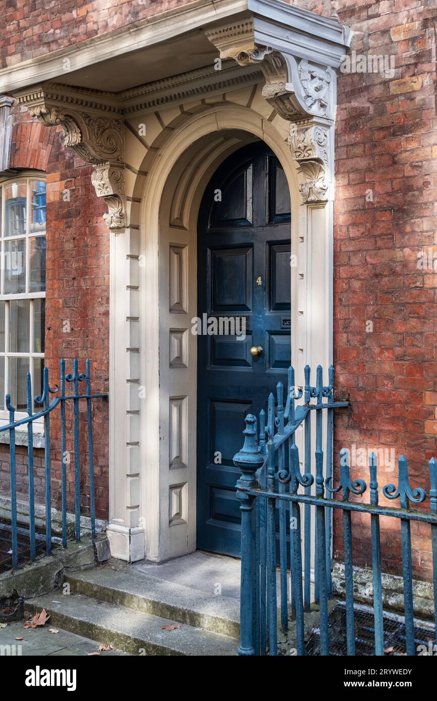 Una puerta georgiana en Fournier St, Spitalfields, Londres, E1. Foto de stock