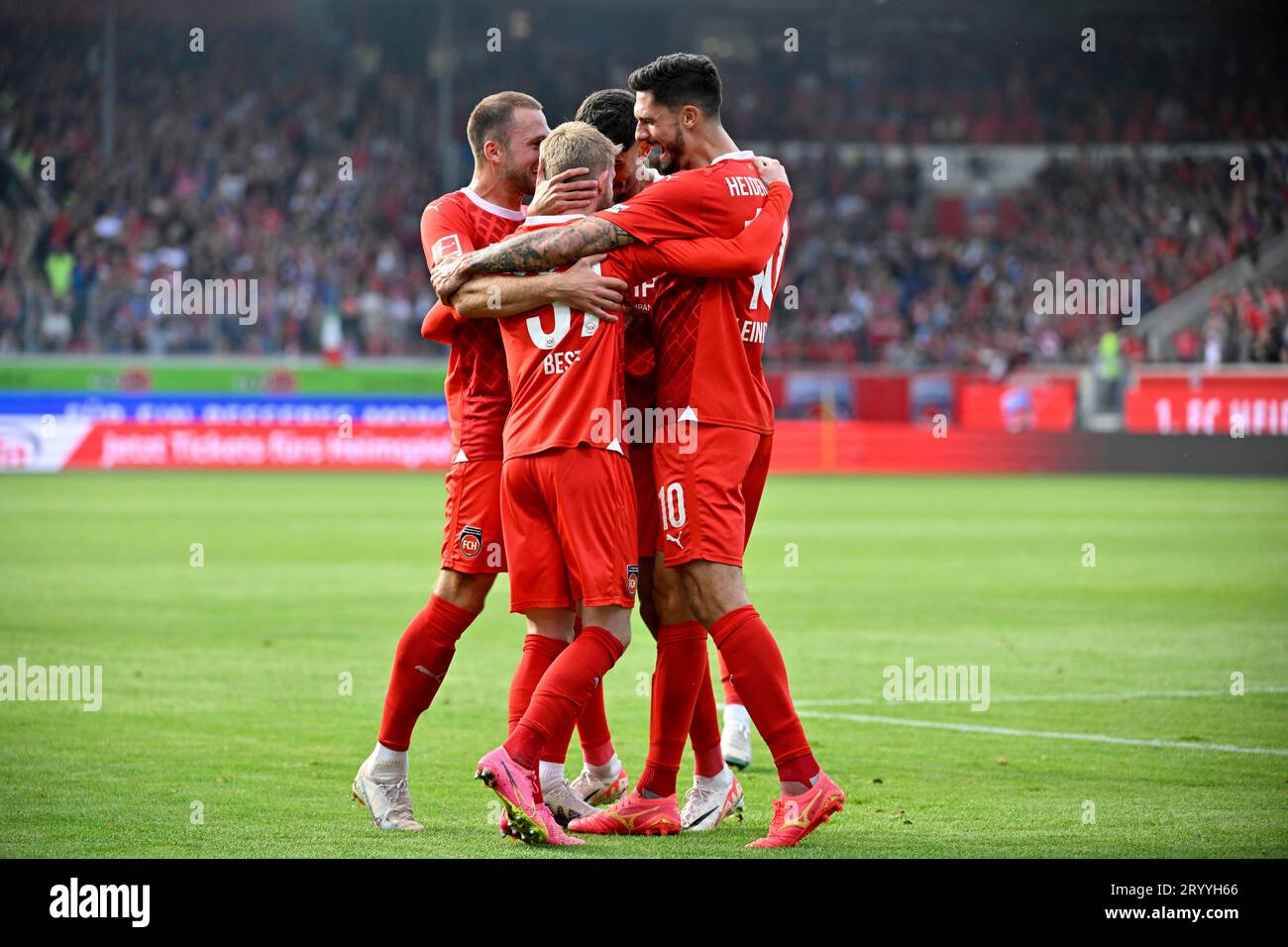 Celebración del gol Jan-Niklas Beste 1. FC Heidenheim 1846 FCH (37) con Eren Dinkci 1. FC Heidenheim 1846 FCH (08) Tim Kleindienst 1. FC Heidenheim Foto de stock