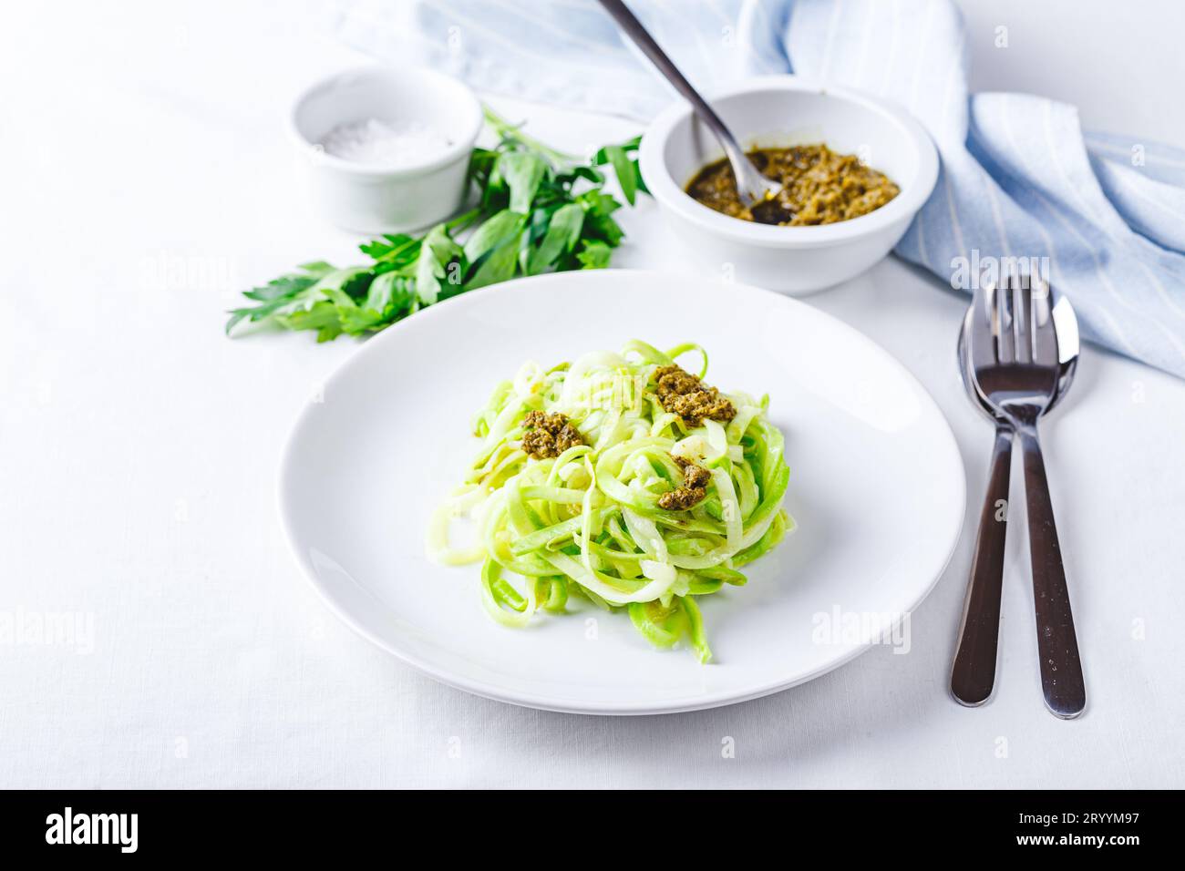 Fideos de calabacín, conocidos como fideos con un aparato de alimentos tipo  espiralizador para hacerlos Fotografía de stock - Alamy