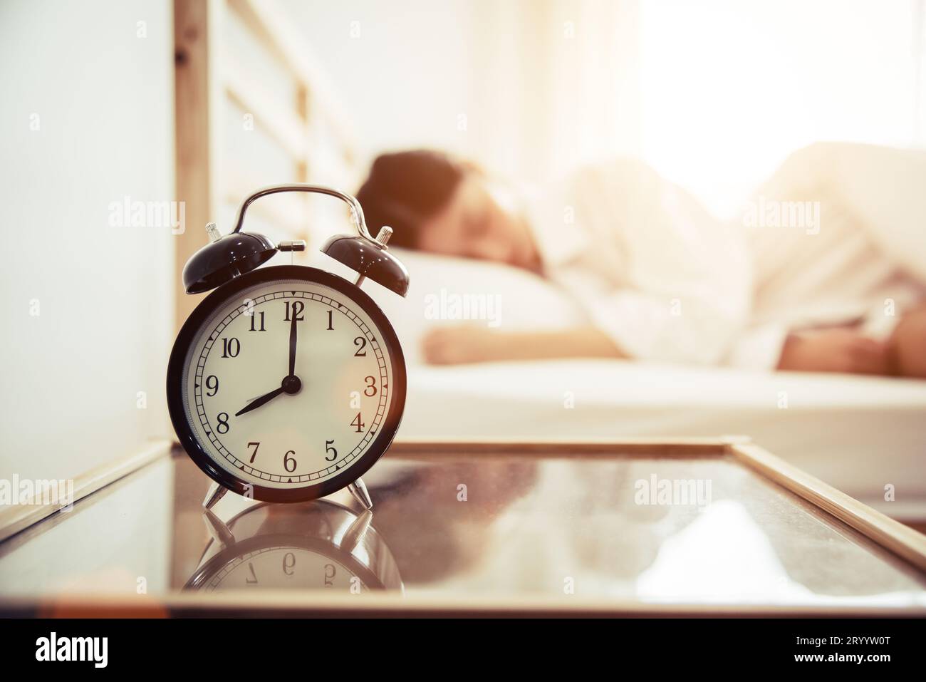 Reloj despertador vintage en el dormitorio concepto de fondo de la mañana  con espacio de copia