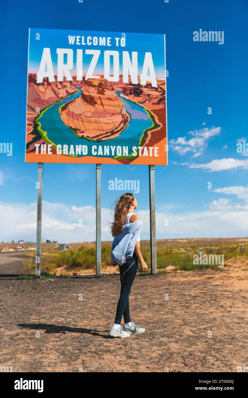Bienvenido a la señal de tráfico de Arizona. Gran cartel de bienvenida Greets viaja en Paje Canyon, Arizona, EE.UU. Foto de stock