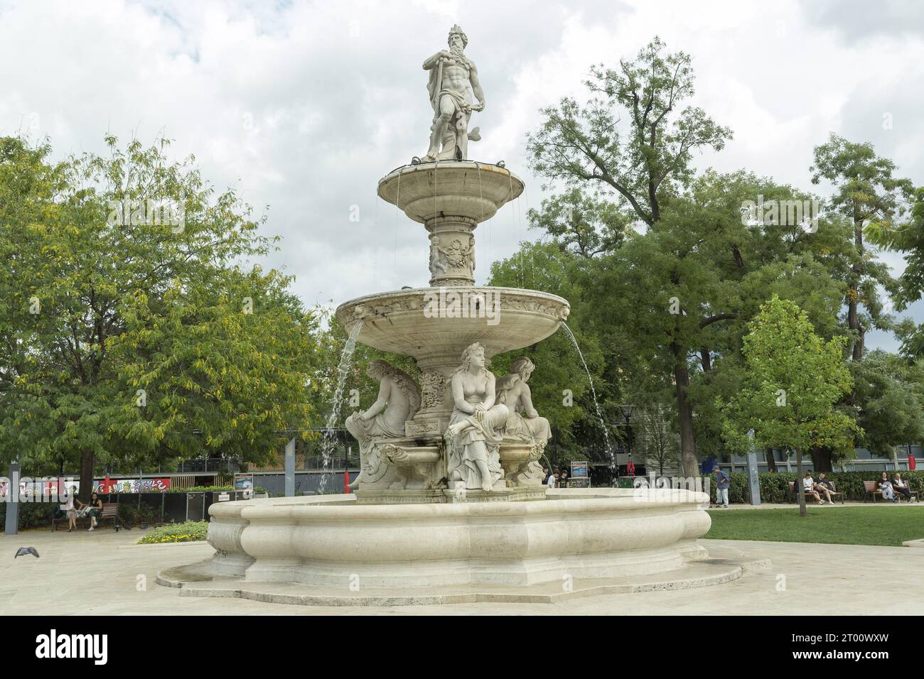 Fuente Danubio decorada con esculturas en Budapest Foto de stock