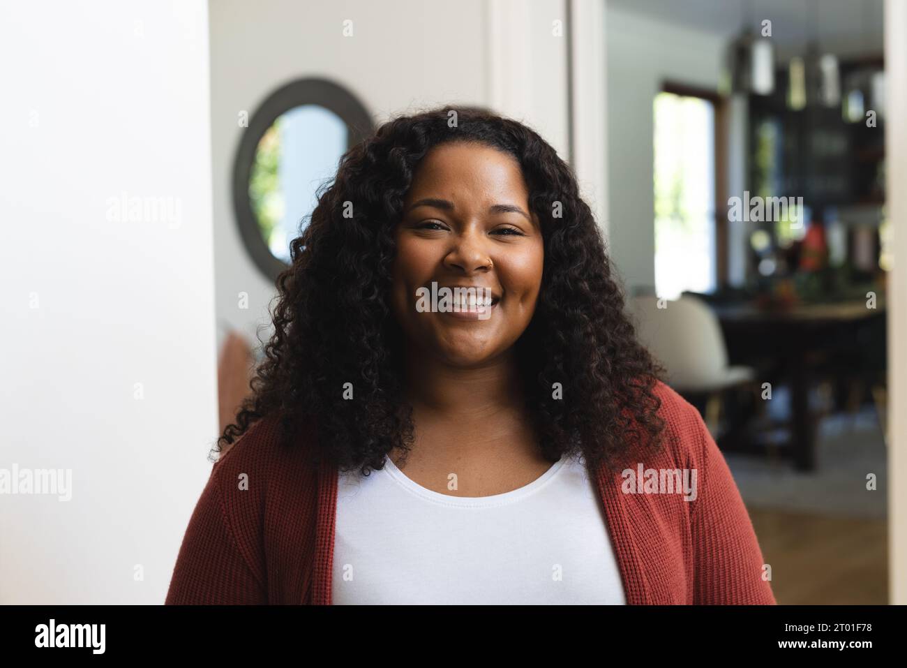 Mujer de pelo rizado fotografías e imágenes de alta resolución - Página 11  - Alamy