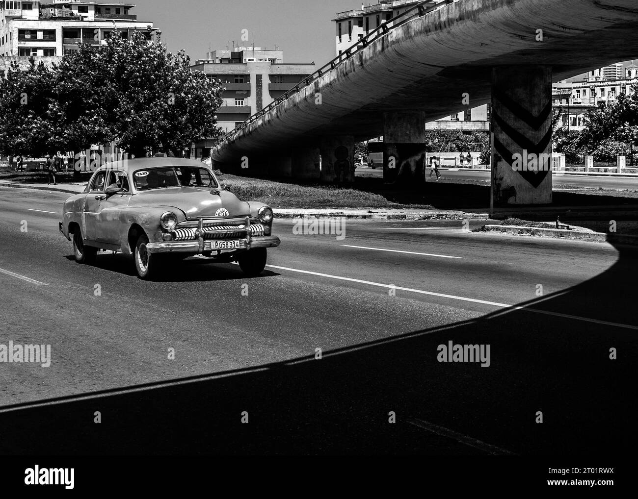 Coche americano de época, conduciendo bajo el puente del paso elevado, La Habana, Cuba. Foto en régimen de media pensión. Foto de stock