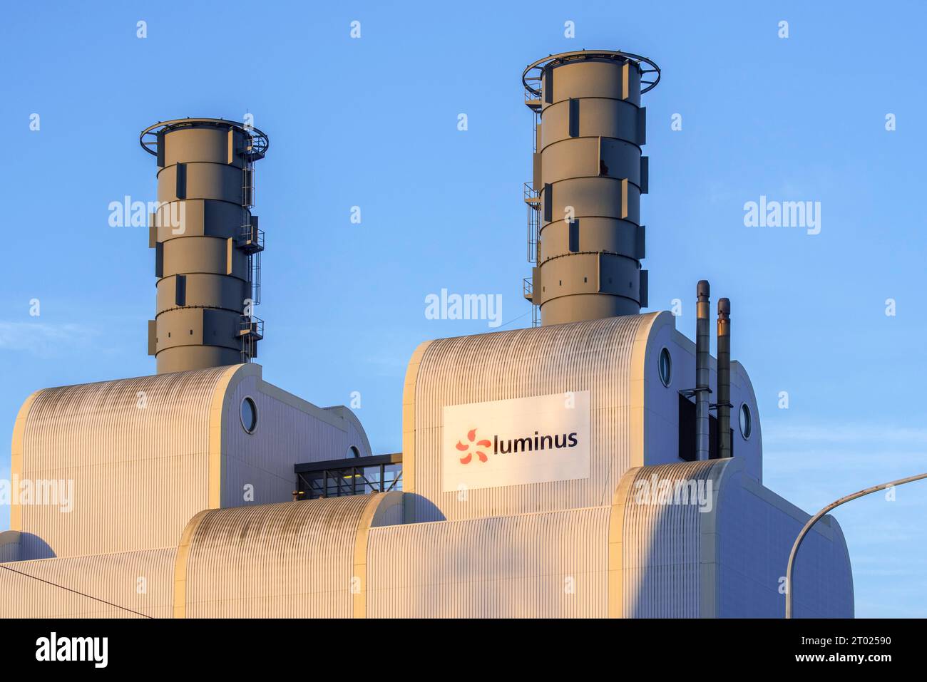 Central eléctrica de ciclo combinado Luminus / Centrale Turbine - Gaz - Vapeur / TGV para la producción de electricidad en Seraing, provincia de Lieja, Bélgica Foto de stock