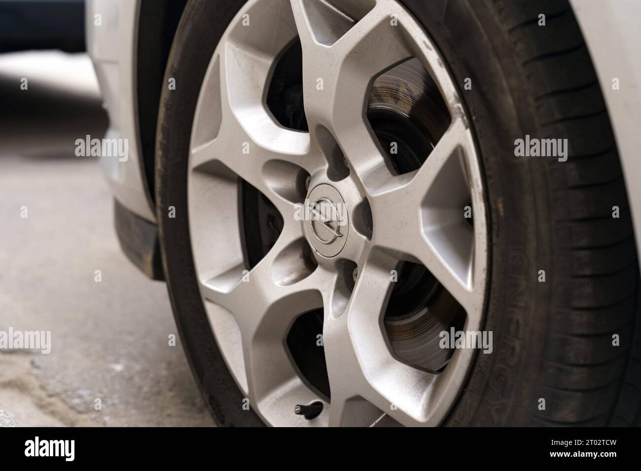 Poznan, Polonia - 18 de junio de 2023: El logotipo de la compañía Opel está en el borde de una rueda de coche. Foto de stock