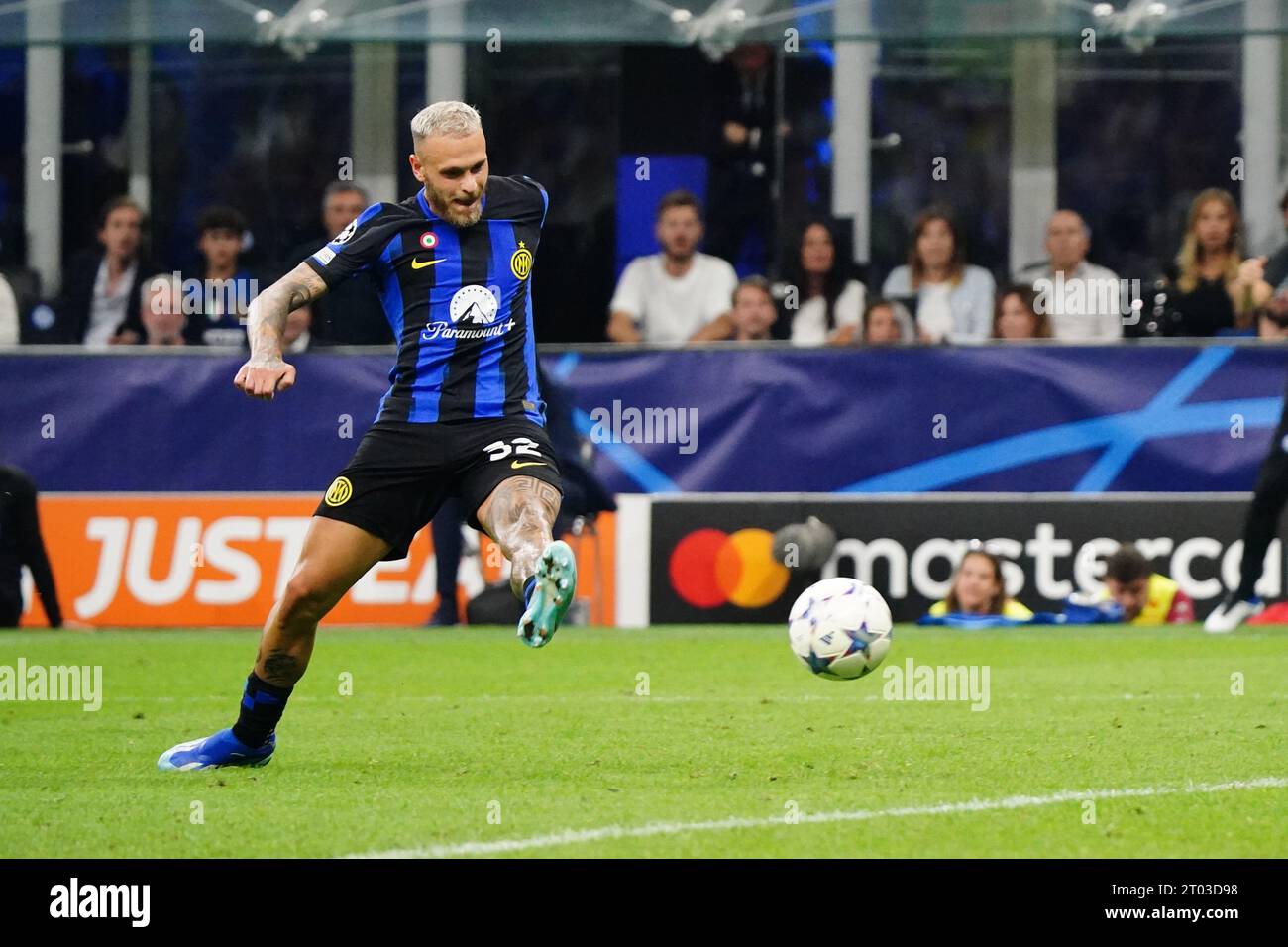 Milán, Italia. 3º de octubre de 2023. Federico DiMarco (FC Inter) durante la UEFA Champions League, partido de fútbol del Grupo D entre el FC Internazionale y el SL Benfica el 3 de octubre de 2023 en el estadio Giuseppe-Meazza de Milán, Italia. Crédito: Luca Rossini/E-Mage/Alamy Live News Foto de stock