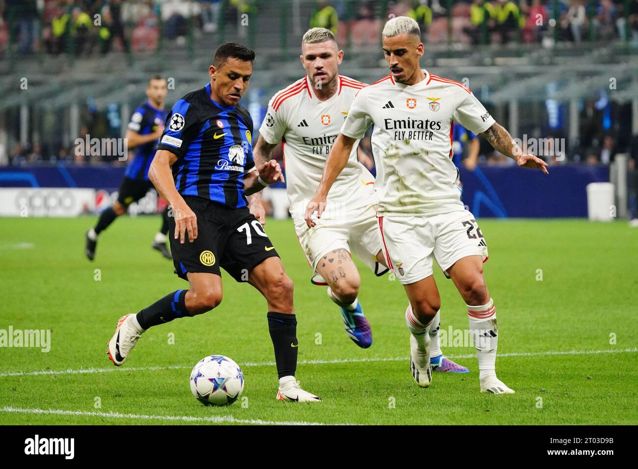 Milán, Italia. 3º de octubre de 2023. Alexis Sanchez (FC Inter) durante el partido de fútbol del Grupo D de la UEFA Champions League entre el FC Internazionale y el SL Benfica el 3 de octubre de 2023 en el estadio Giuseppe-Meazza de Milán, Italia. Crédito: Luca Rossini/E-Mage/Alamy Live News Foto de stock