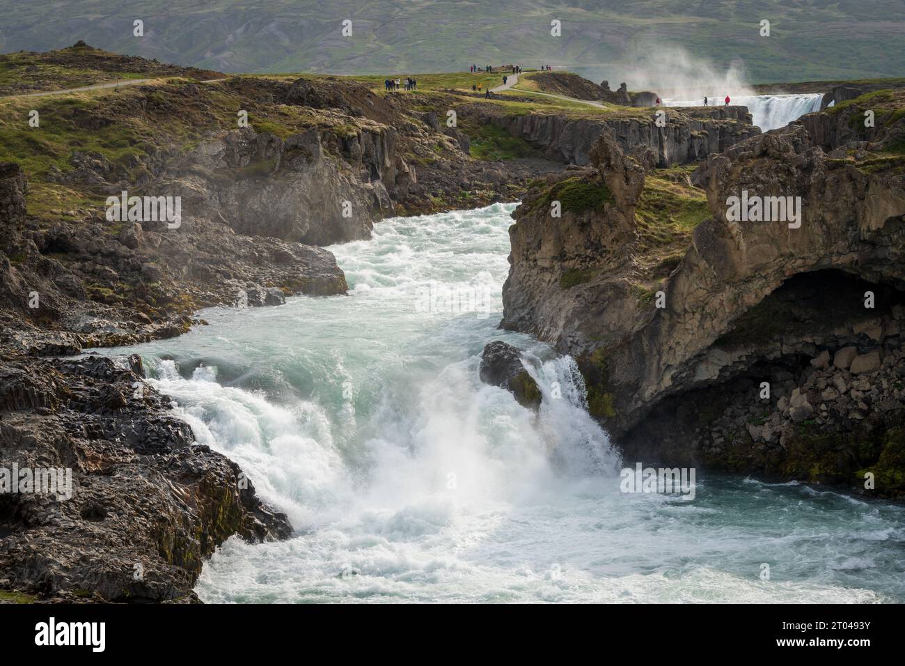 La cascada de Goðafoss en el norte de Islandia durante un día de verano Foto de stock