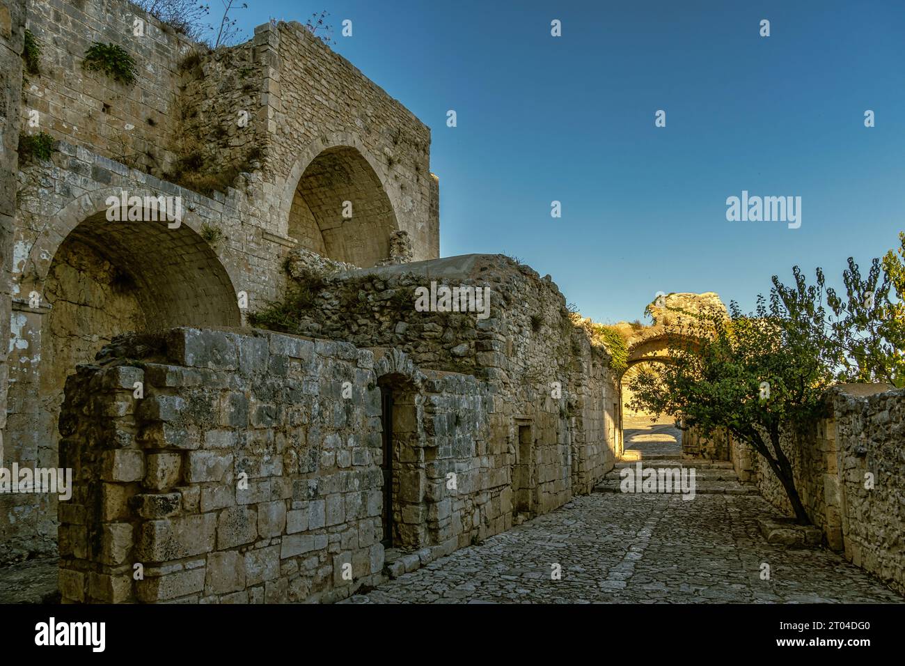 Vislumbre la arquitectura biritual, latina y bizantina de la Abadía de Santa Maria di Pulsano. Sus ermitas son lugares del corazón de FAI. Foto de stock