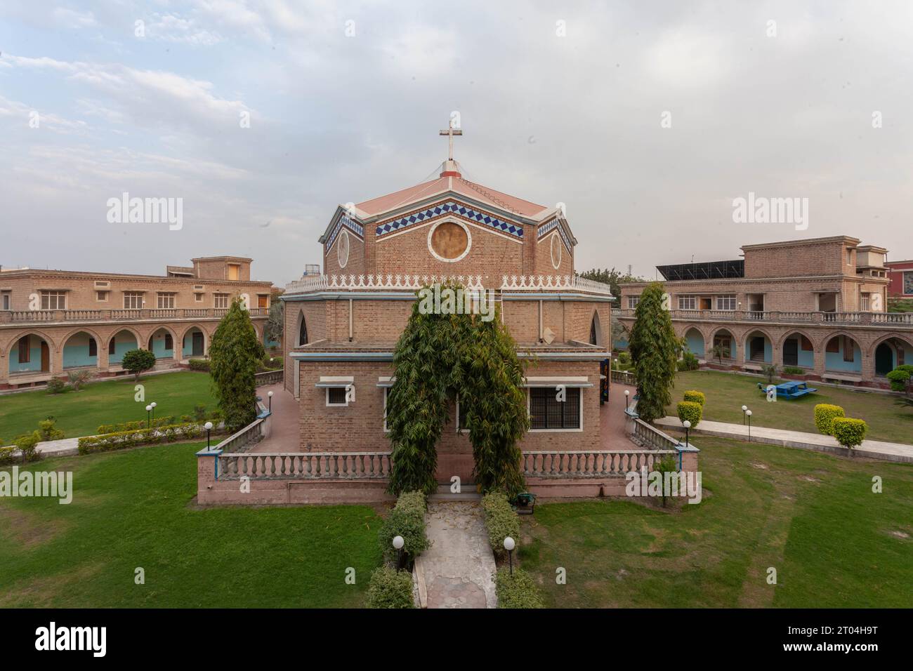 La imagen del Renewal Center Lahore captura una exquisita mezcla de impresionante arquitectura y exuberante vegetación, creando un oasis armonioso. Foto de stock
