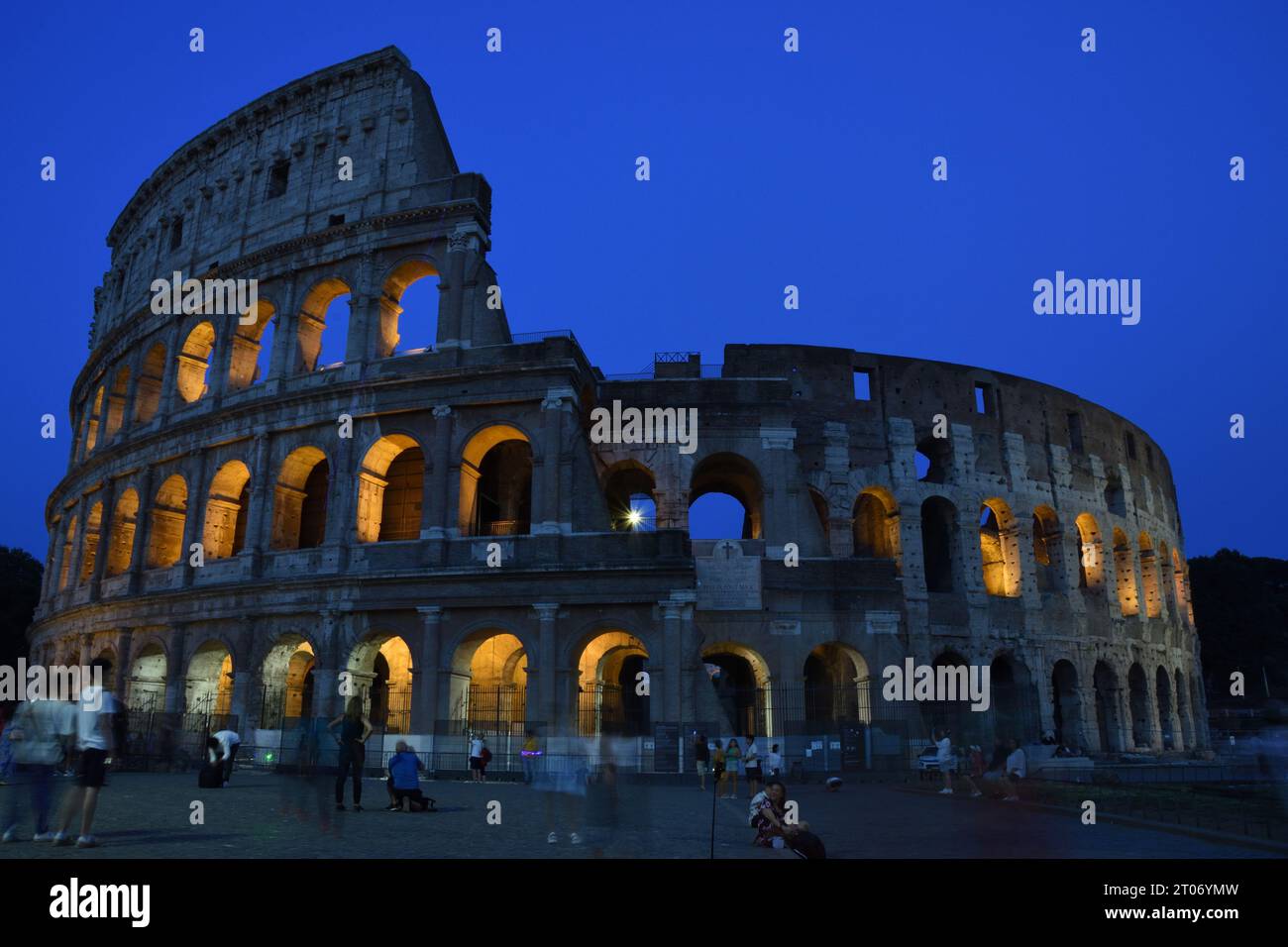 El Coliseo en Roma, Italia por la noche durante la hora azul. Foto de stock