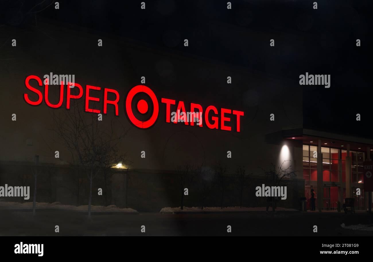 Vista nocturna del letrero iluminado de Super Target con logotipo. St Paul Minnesota MN EE.UU Foto de stock
