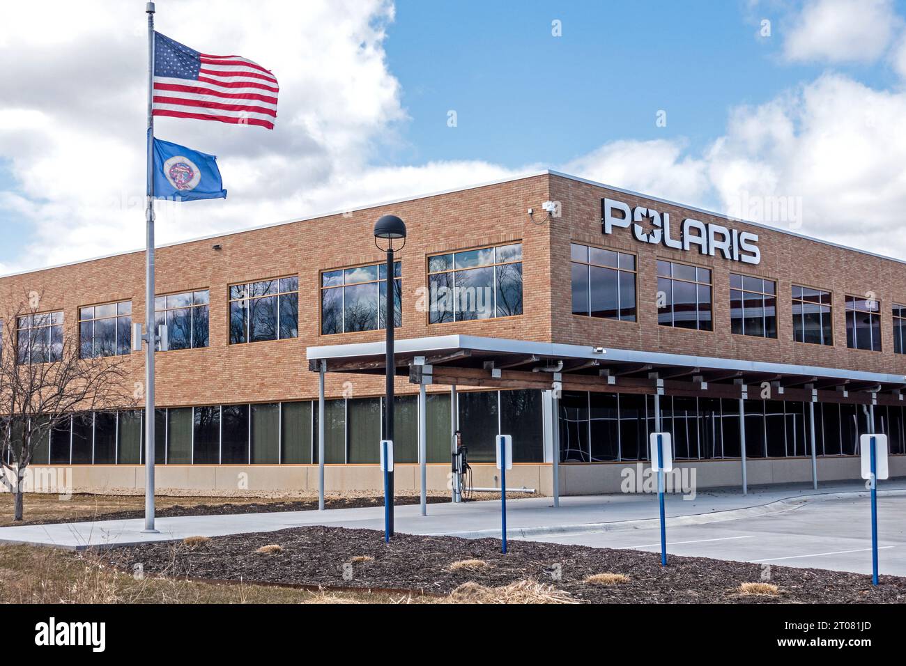 Bandera estadounidense que vuela sobre la sede central global de Polaris y la planta de fabricación de motos de nieve y vehículos todo terreno. Medina Minnesota MN EE.UU Foto de stock