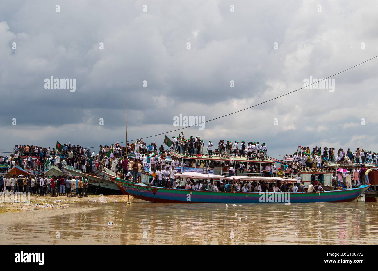 Estación de barco tradicional, estilo de vida de la gente y fotografías de cielo nublado capturadas el 25 de junio de 2022, desde la estación de barco Mawa, Bangladesh Foto de stock