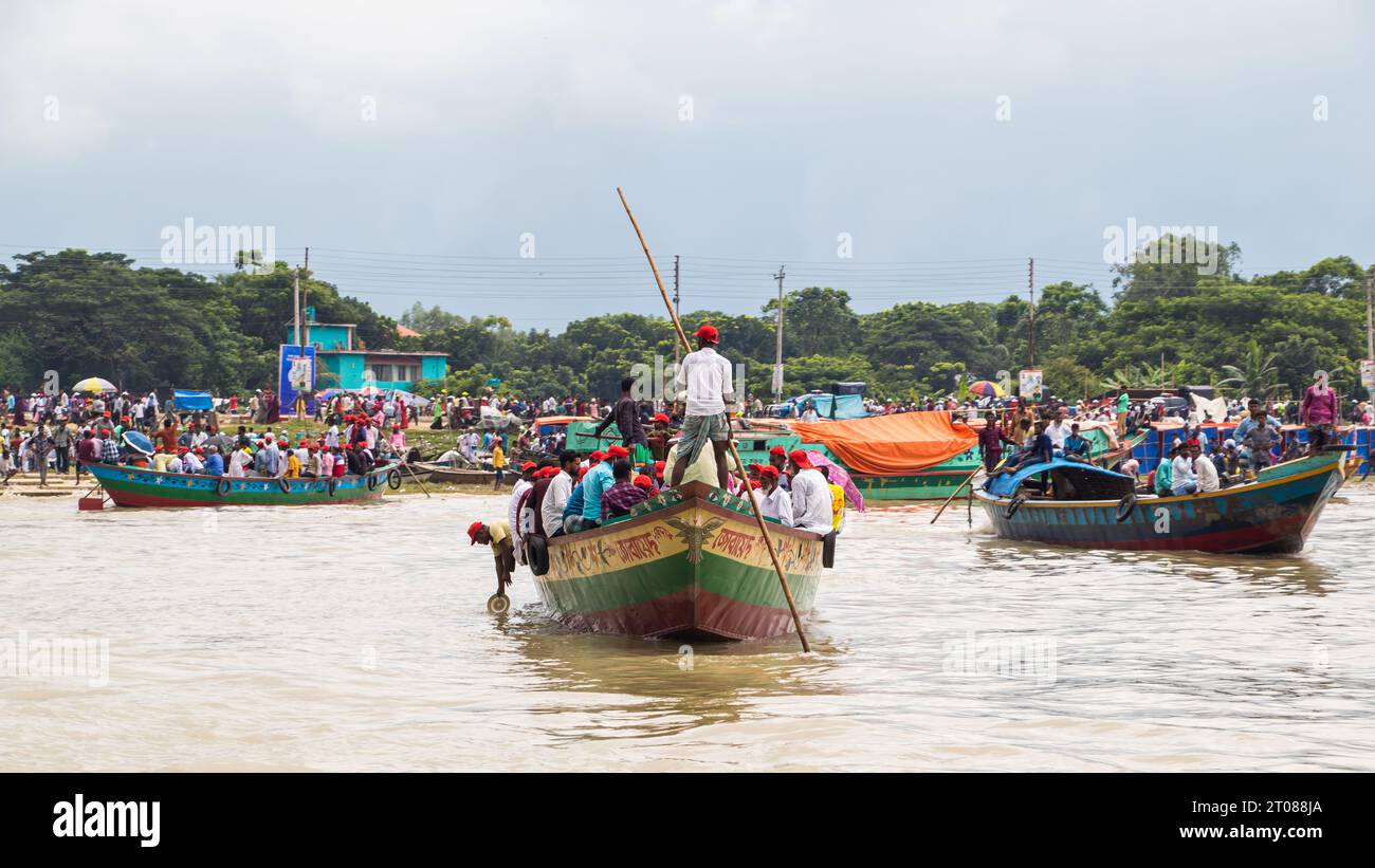 Estación de barco tradicional, estilo de vida de la gente y fotografías de cielo nublado capturadas el 25 de junio de 2022, desde la estación de barco Mawa, Bangladesh Foto de stock
