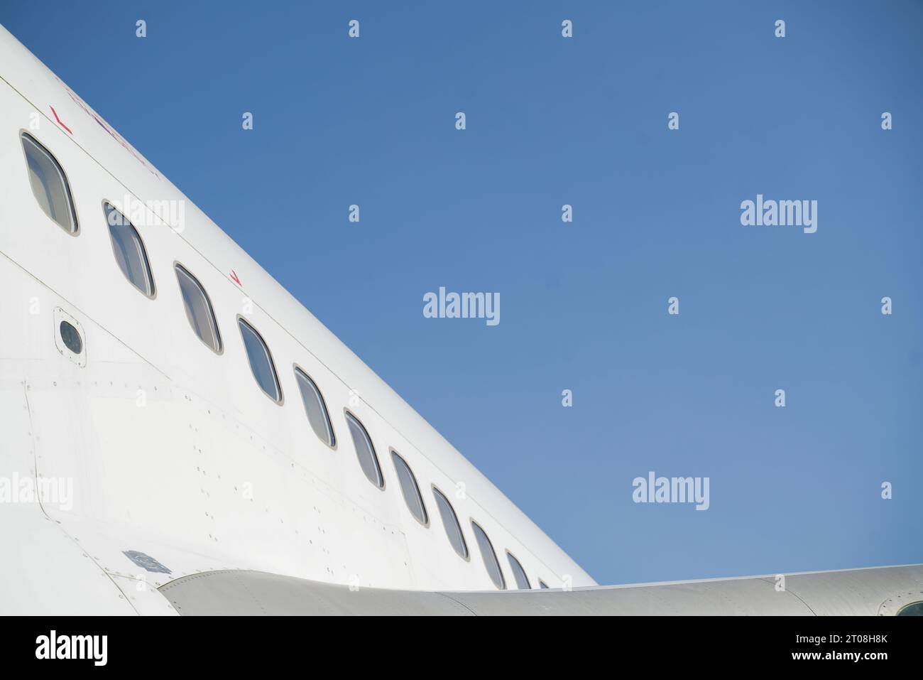 Un avión Boeing 747-400 jumbo contra un cielo azul en una pista de Kemble, Gloucestershire, Reino Unido Foto de stock