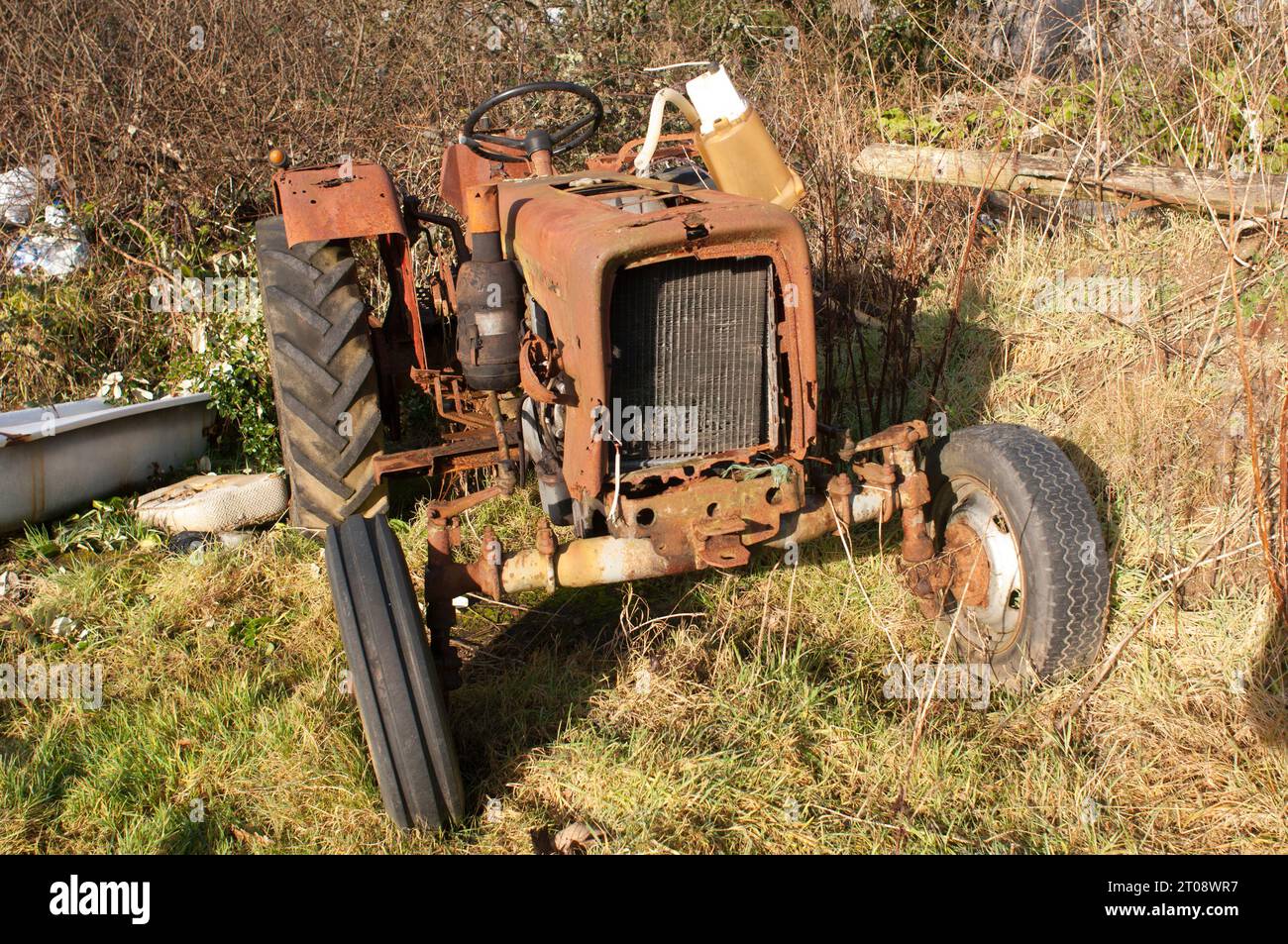 Un viejo tractor oxidado al aire libre en un campo - John Gollop Foto de stock