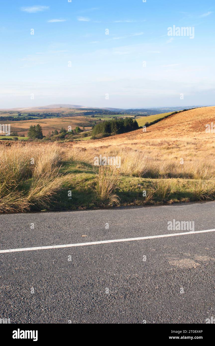 Carretera vacía que cruza Dartmoor National Park, Devon, Reino Unido - John Gollop Foto de stock