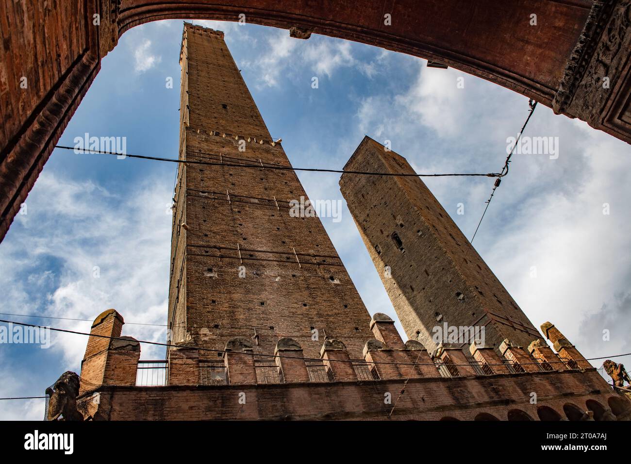 Bolonia en Emilia-Romaña en el norte de Italia Sept 2023 Las dos torres. Las dos torres (en italiano: Le due torri), ambas inclinadas, son símbolos de Bolonia, I. Foto de stock