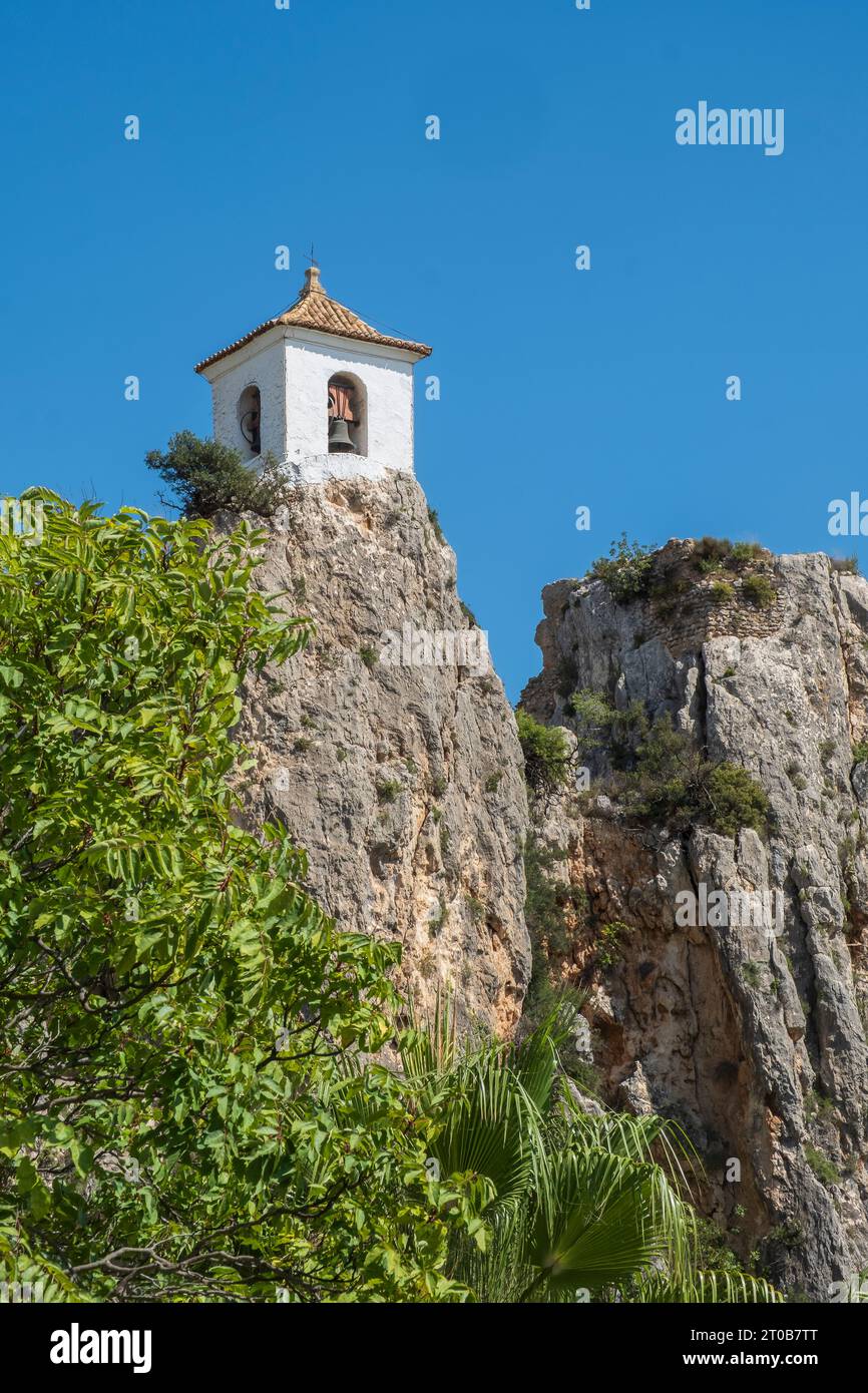 El pueblo de El Castell de Guadalest es considerado el pueblo más visitado de la provincia española de Alicante Foto de stock