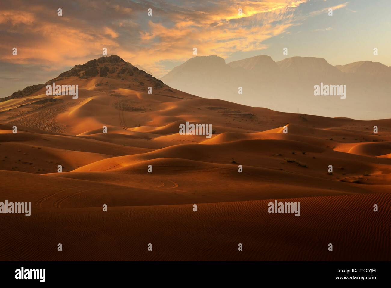 Impresionante vista del desierto y las dunas de Dubai. Gente caminando temprano por la mañana en el desierto Foto de stock