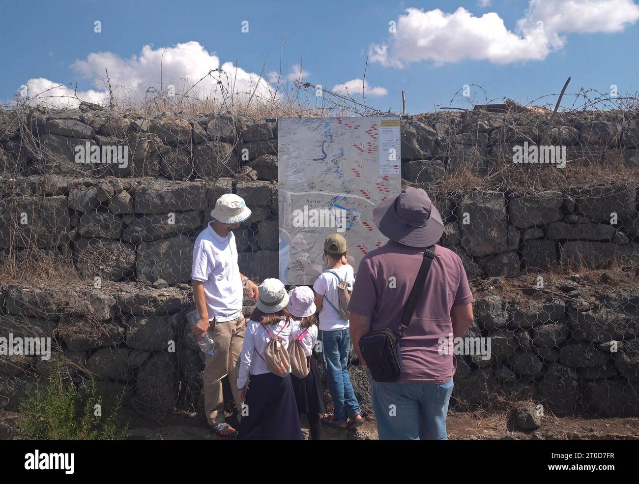 Un civil israelí habla sobre la Guerra de Yom Kipur a su familia mientras visitan el antiguo puesto avanzado del ejército de Tal Johader, un lugar de una de las batallas de tanques más críticas de la Guerra de Yom Kipur, cuando Israel conmemora el 50º aniversario de la Guerra de Yom Kipur el 3 de octubre de 2023 en los Altos del Golán, Israel. La Guerra de Yom Kipur fue un conflicto armado que se libró en 1973 entre Israel y una coalición de estados árabes liderados por Egipto y Siria en el día sagrado judío de Yom Kipur. Foto de stock