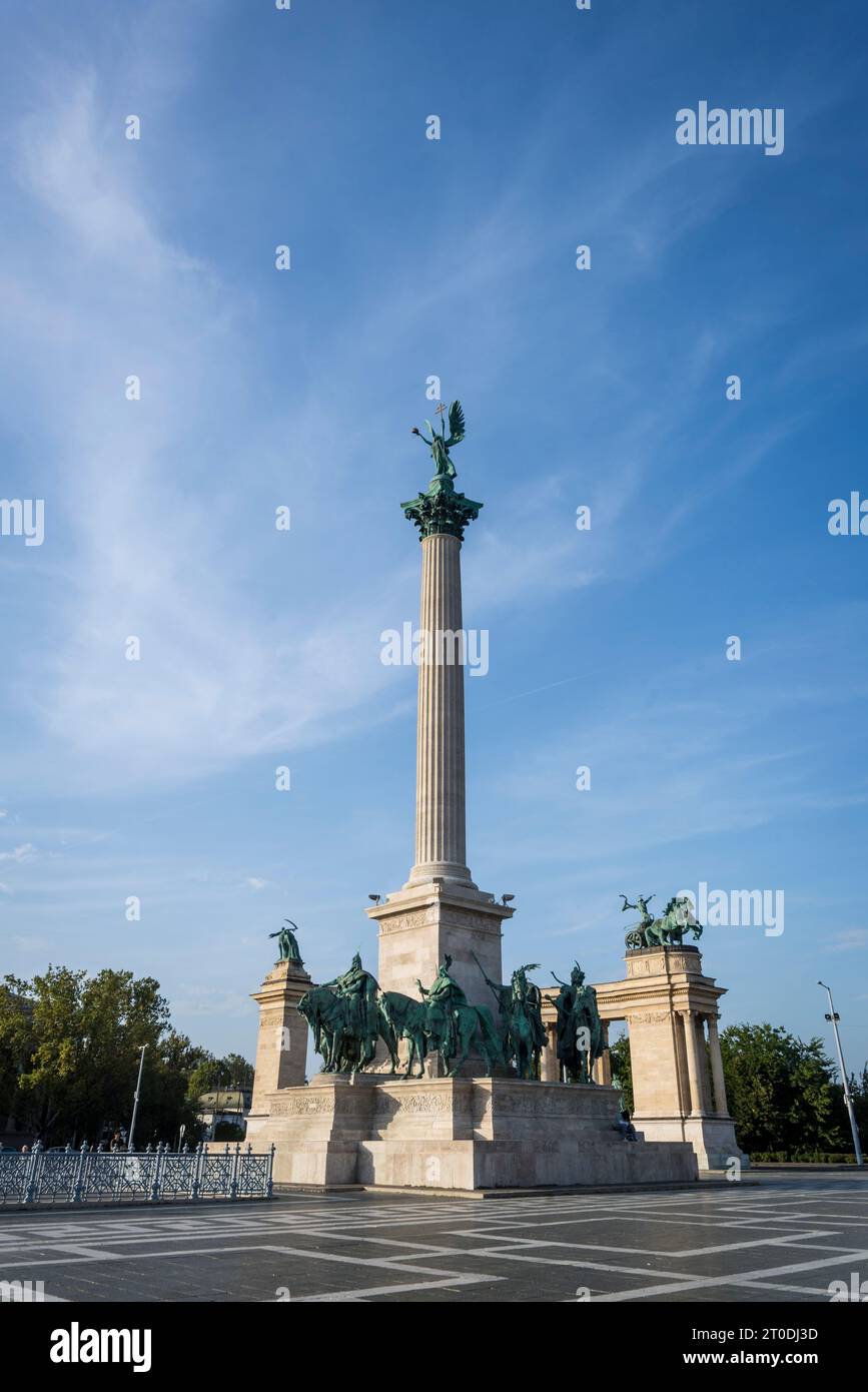 Plaza de los Héroes con el Monumento del Milenio que comprende una