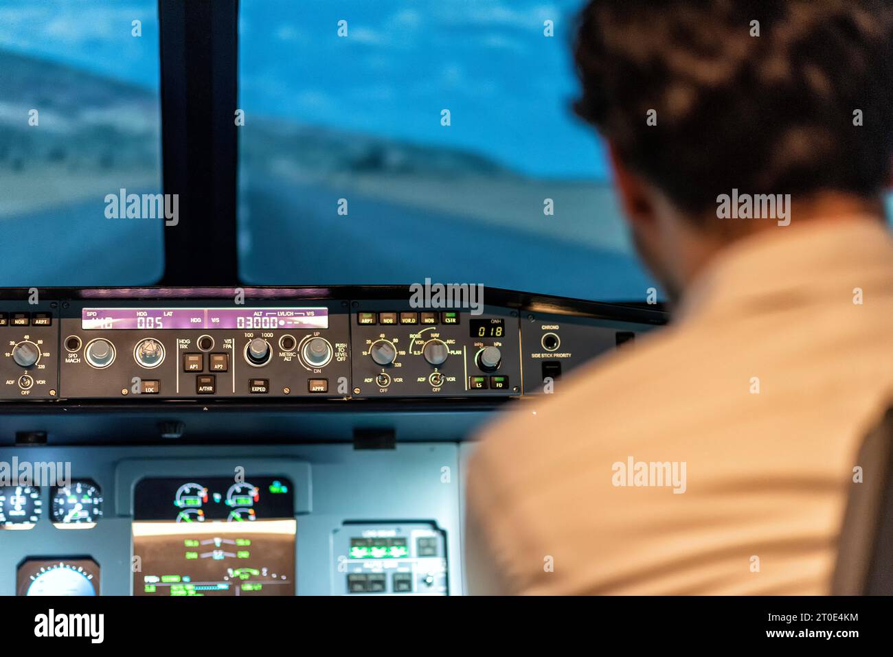 pilotos en una cabina en un avión durante el vuelo Foto de stock