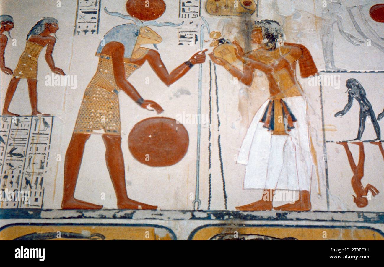 Pintura de la tumba de Dios Khenmu con disco solar en la tumba de Ramsés IX en el Valle de los Reyes Luxor Egipto Foto de stock