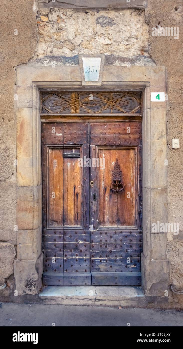 Puerta principal en Fabrezan. Construido en el siglo XIX. Foto de stock