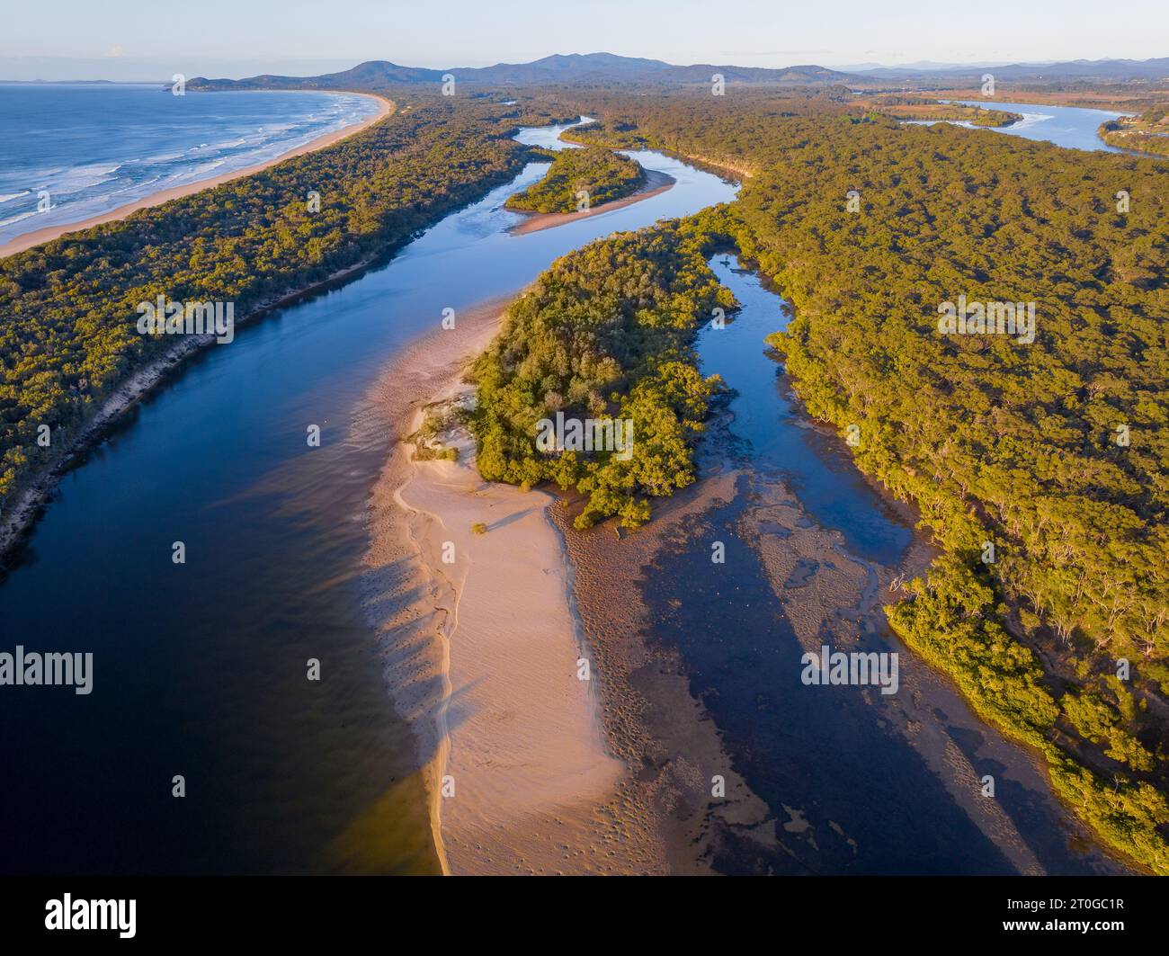 Vista aérea de islas en un sistema fluvial costero que corre a lo largo de una costa vegetada en Nambucca Heads en Nueva Gales del Sur, Australia Foto de stock