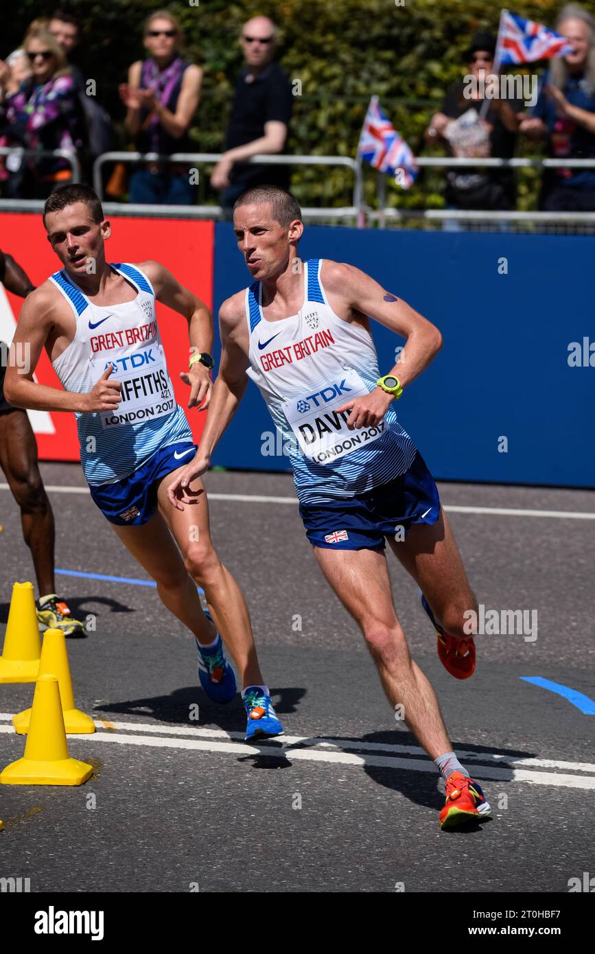 Andrew Davies y Josh Griffiths de Gran Bretaña corriendo en la carrera de maratón del Campeonato Mundial IAAF 2017 en Londres, Reino Unido Foto de stock