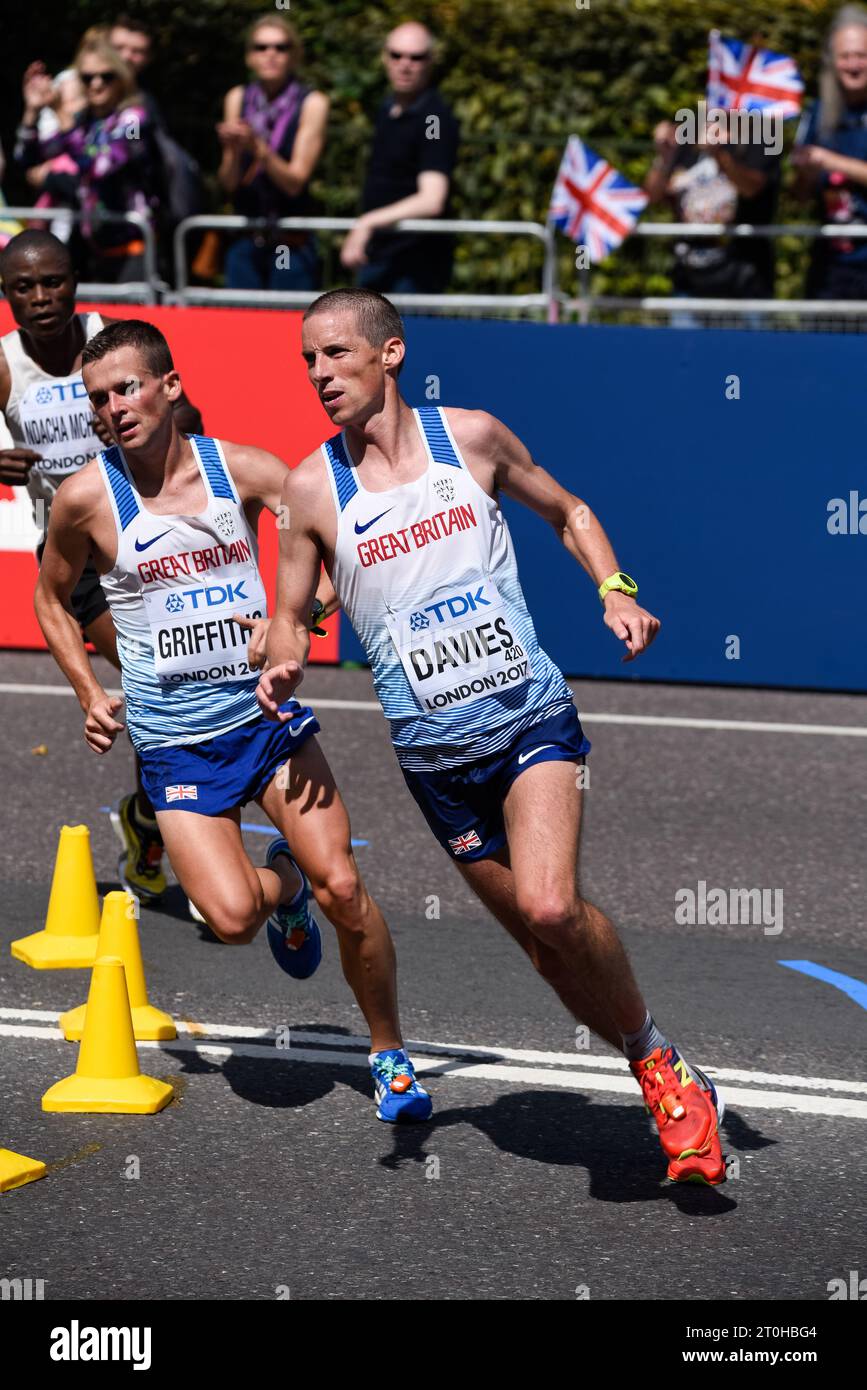 Andrew Davies y Josh Griffiths de Gran Bretaña corriendo en la carrera de maratón del Campeonato Mundial IAAF 2017 en Londres, Reino Unido Foto de stock