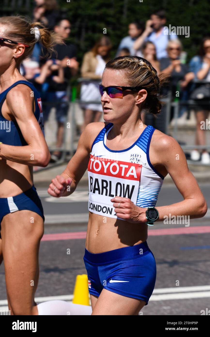 Tracy Barlow de Gran Bretaña corriendo en el Campeonato Mundial IAAF 2017 Maratón de la carrera femenina en Londres, Reino Unido Foto de stock