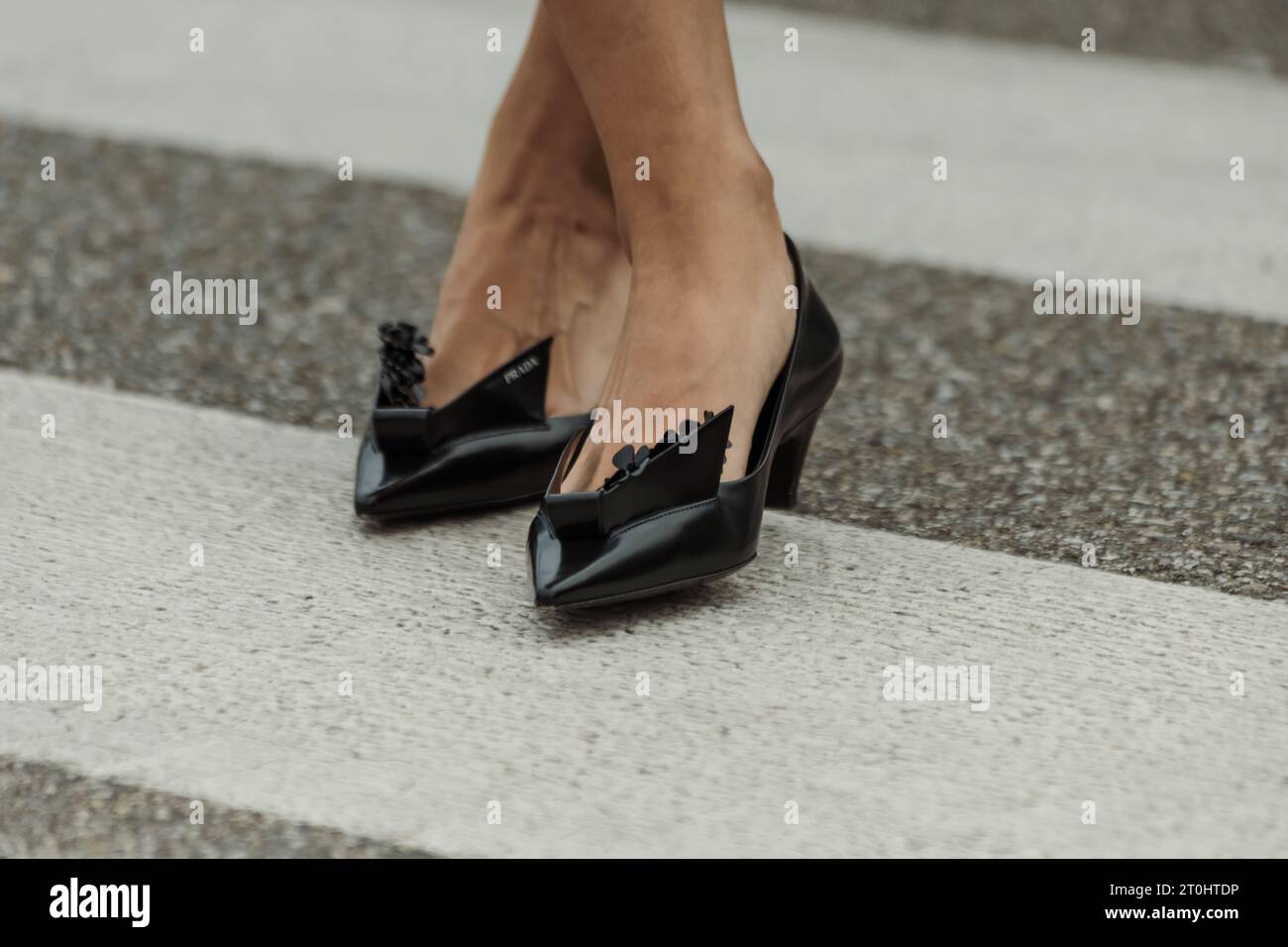 Detalles de moda. Unas zapatillas de Prada negras, vistas fuera del desfile de PRADA durante la Semana de la Moda de Milán Mujer Primavera/Verano 2024. Foto de stock