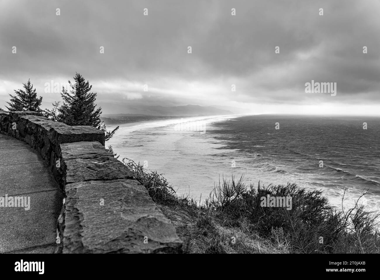 Una vista de la costa en la costa del estado de Oregón en un día tormentoso. Foto de stock