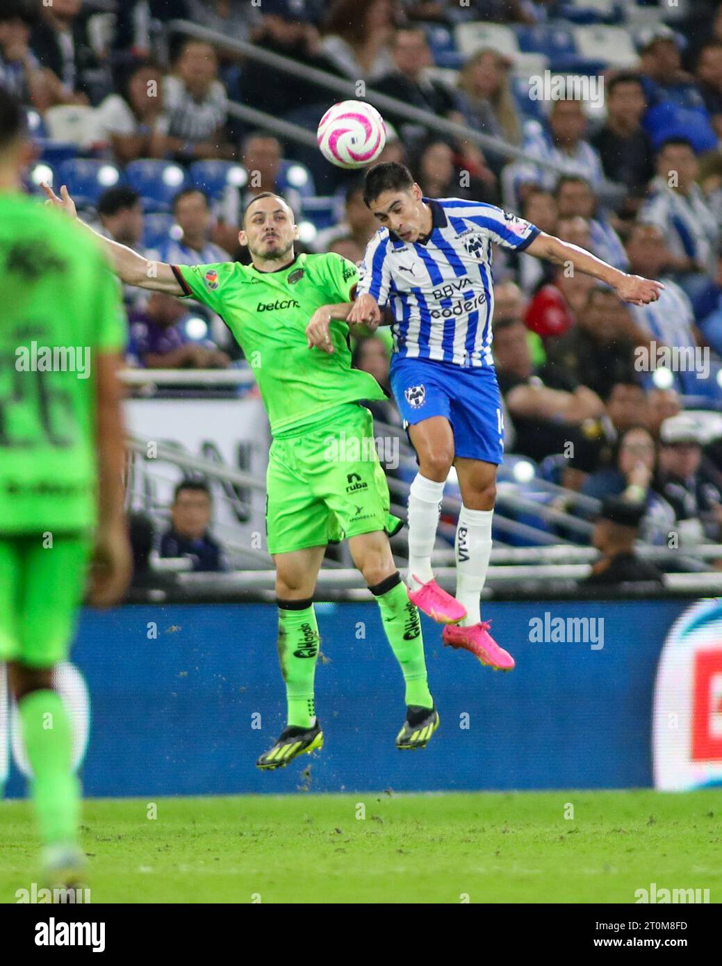 Monterrey, México. 07 de octubre de 2023. 7 de octubre de 2023; Monterrey, Nuevo León, México, Estádio BBVA; Liga BBVA MX Partido Ronda 12 entre Monterrey Rayados y FC Juárez. Duelo entre el mediocampista #14 Rayados, Érick Aguirre y el defensor #19 Juárez, Andrija Vukcevic Crédito obligatorio: Toby Tande/PXImages Crédito: PX Images/Alamy Live News Foto de stock