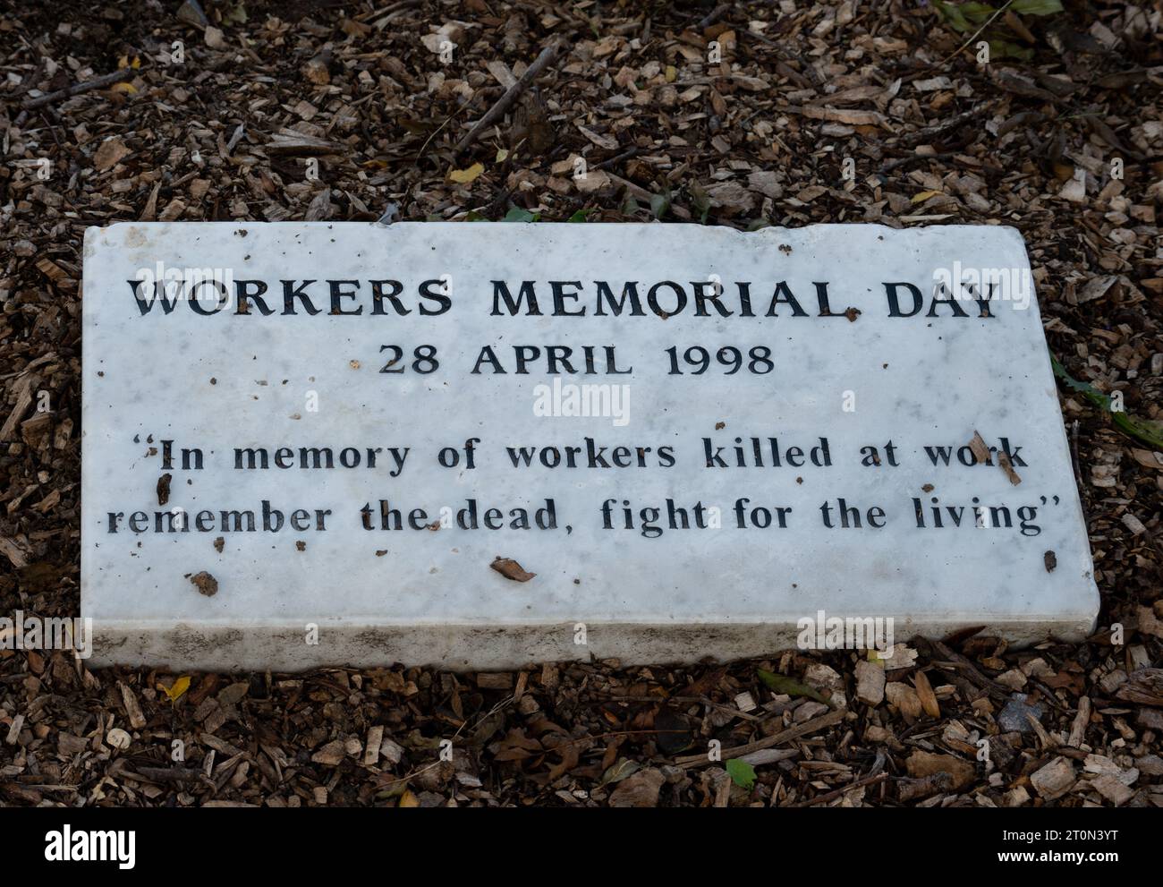 Placa del Día de los Caídos de los Trabajadores, Coronation Park, Corby, Northamptonshire, Inglaterra, REINO UNIDO Foto de stock