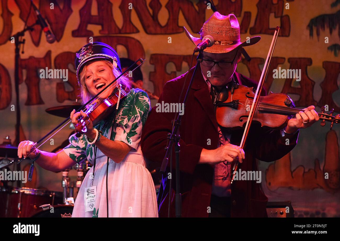 Live Oak, Estados Unidos. 07 de octubre de 2023. Snake Oil Medicine Show se presenta en el séptimo festival de música anual Suwannee Roots Revival, en el Spirit of the Suwannee Music Park en Live Oak. Crédito: SOPA Images Limited/Alamy Live News Foto de stock