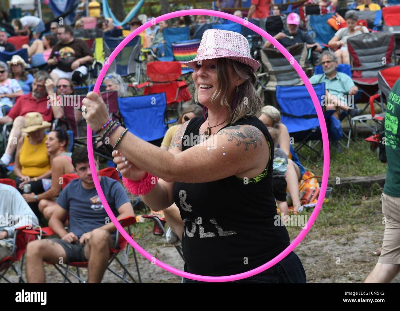 Live Oak, Estados Unidos. 07 de octubre de 2023. Una mujer baila con un aro en el séptimo festival anual de música de Revival de las Raíces de Suwannee, en el Spirit of the Suwannee Music Park en Live Oak. Crédito: SOPA Images Limited/Alamy Live News Foto de stock