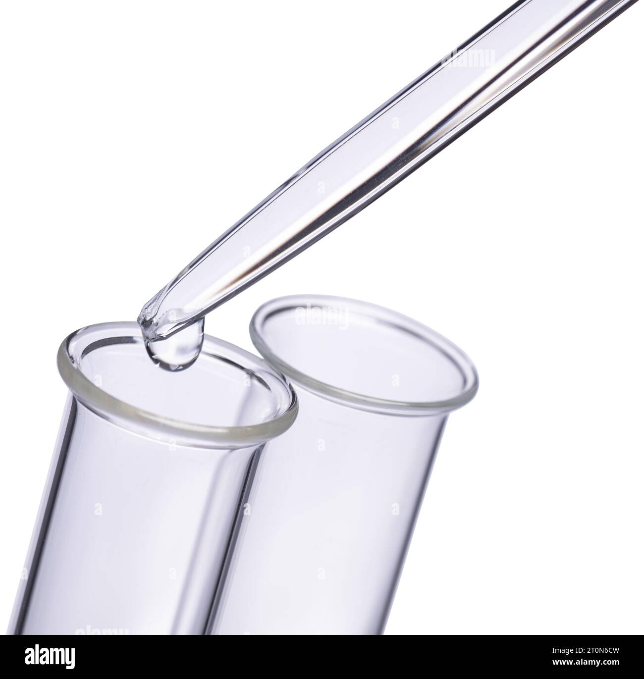 Dos tubos de ensayo de vidrio con una gota de agua de pipeta limpia y  blanca sobre fondo de laboratorio de ciencias de biotecnología Fotografía de  stock - Alamy